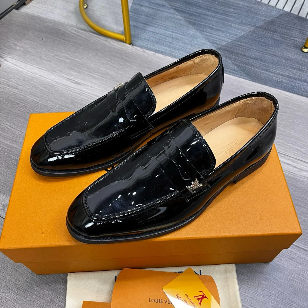 Factory price: 520💰-(LV) men’s formal leather shoes! Genuine molded horsebit, a classic must-have for your shoe cabinet! The feet are particularly delicate! This Gucci original version is a set last, and we are consistent with the counter! Therefore, it is more comfortable in terms of last shape and comfort! Take it to the counter and compare at will! Good shoes are more than just what they make! But grasp the essence from the inside out! Material: Imported first-layer cowhide! Genuine leather outsole imported from Italy, size: 39-44 (38/45 customized, non-refundable)
